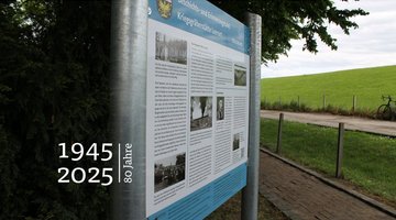 Geschichts- und Erinnerungstafel seitlich zu sehen. Und das Label 194572025780 Jahre