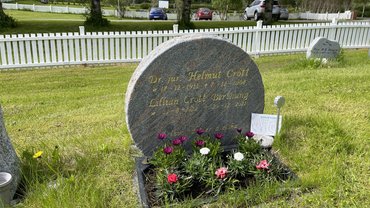 Der Grabstein von Helmut Crott und Lillian Crott Berthung mit Beflanzung