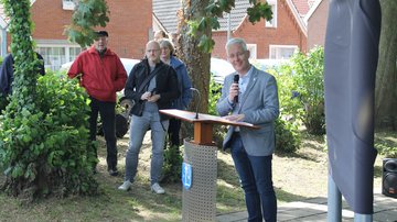 Der Landrat, Matthias Grote, richtet sich zu den Schülern und spricht zu ihnen.
