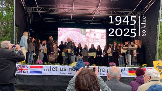 Eine Menschegruppe auf der Bühne.