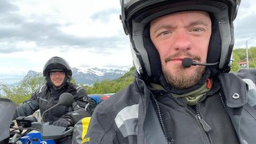 Grischa und Tobias in Motorradkleidung während ihrer Reise durch Norwegen