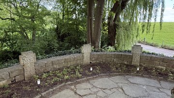 Drei Kriegsgräber auf der Kriegsgräberstätte. Davor je ein Grablicht.