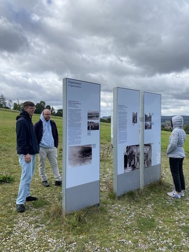 Mitglieder der Jugendgruppe „Projekt Frieden“ sehen sich eine Ausstellung am Bückeberg an