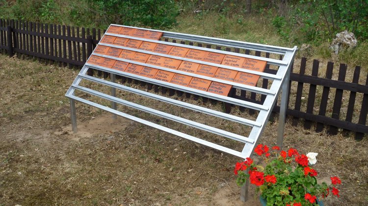 Namensziegel aus Ton in einem Metalgestell