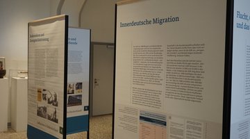 Teile der aktualisierte Neuauflage der Volksbundausstellung „geflohen, vertrieben – angekommen?!“