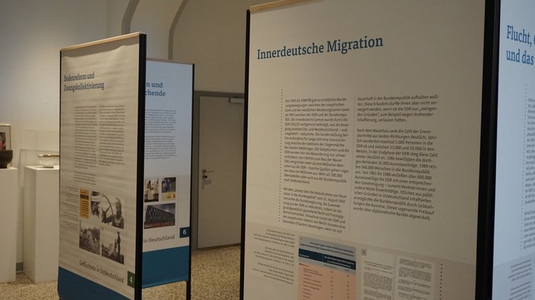 Teile der aktualisierte Neuauflage der Volksbundausstellung „geflohen, vertrieben – angekommen?!“