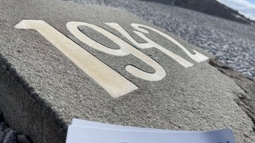 Ein Gedenkstein mit der Aufschrift 1942 in Norwegen